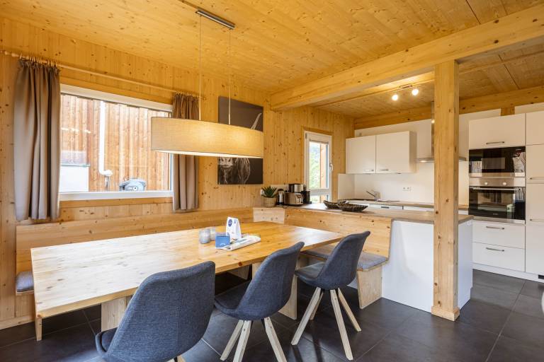 Fully equipped beautiful chalet with hot tub, patio & sauna | Close to the ski | Pets allowed — photo 4