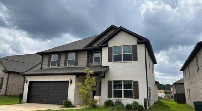 House with 1 room for 5 persons in Huntsville, AL