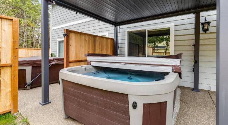 Vacation home with jacuzzi — photo 5
