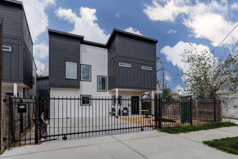Explore Houston! Pet-Friendly Home Near Downtown — photo 4