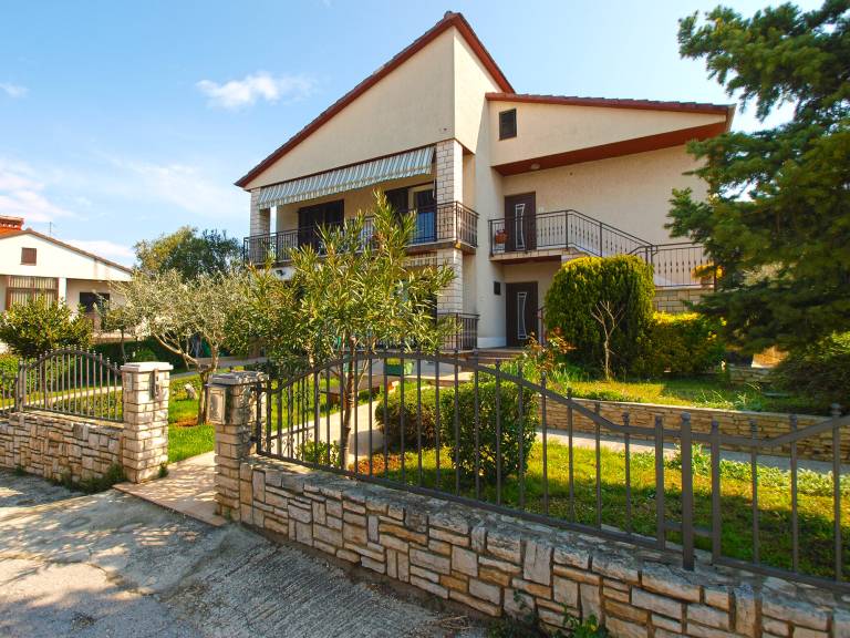 Rental apartment with barbecue & patio in Pula