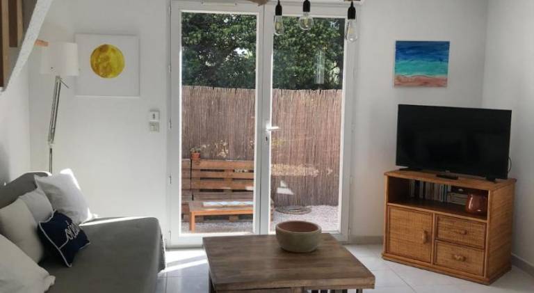Vacation home with yard, patio & barbecue — photo 2