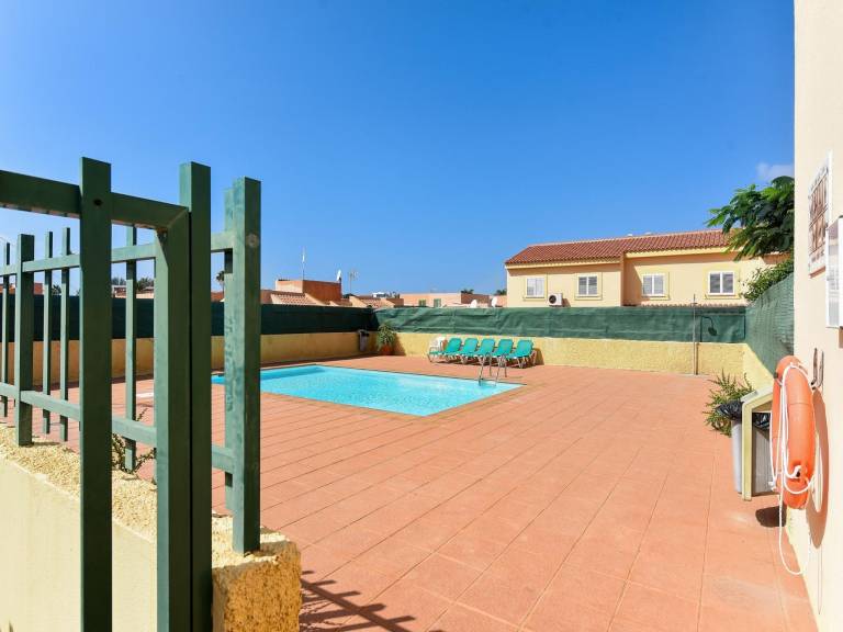 Holiday apartment with yard, BBQ & patio — photo 3