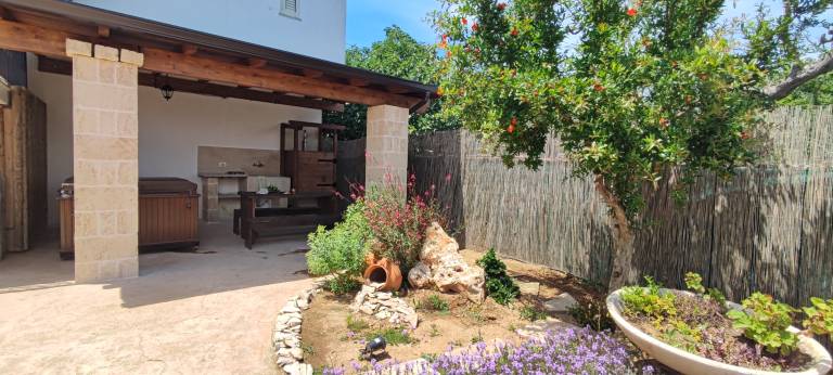 Villa with barbeque, hot tub & garden | Pets allowed — photo 3