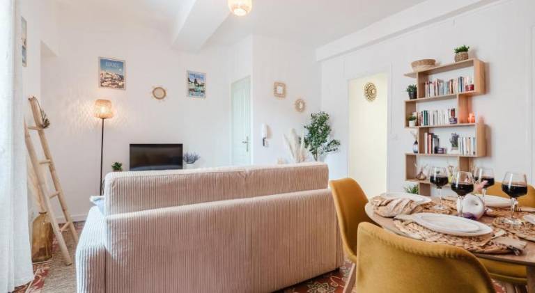 Fully equipped charming rental apartment | Next to Popes' Palace | Suitable for remote work | Dogs allowed — photo 5