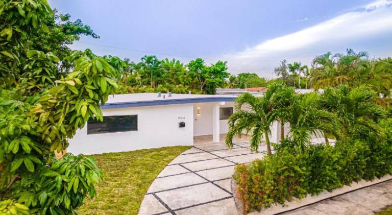 Villa with patio & pool — photo 5