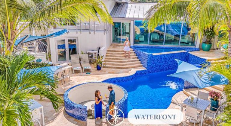 House with jacuzzi & pool in Melrose
