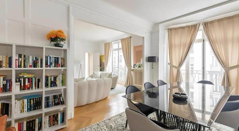 Fully equipped beautiful holiday apartment with hot tub & terrace | Near Arc de Triomphe | Good for workation | Pets are welcome — photo 3