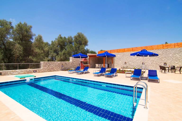Villa with yard, barbecue & private pool — photo 2