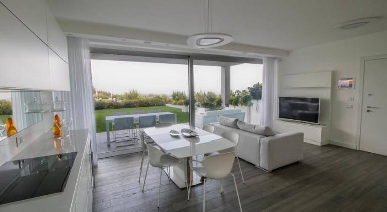 Apartment with pool — photo 2