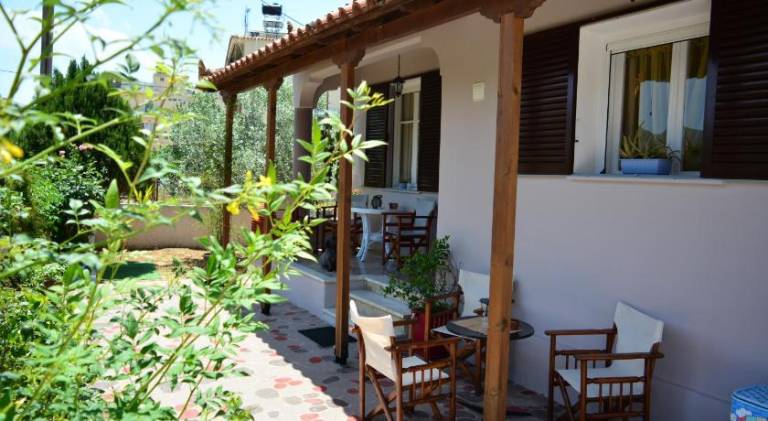 Vacation home with terrace & yard — photo 3