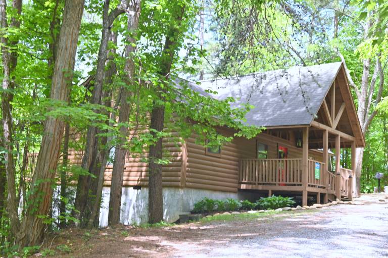 Dolly Log Cabin~Jacuzzi~Arcade Game~Private Hot Tub~Pet Friendly in Sevierville, TN