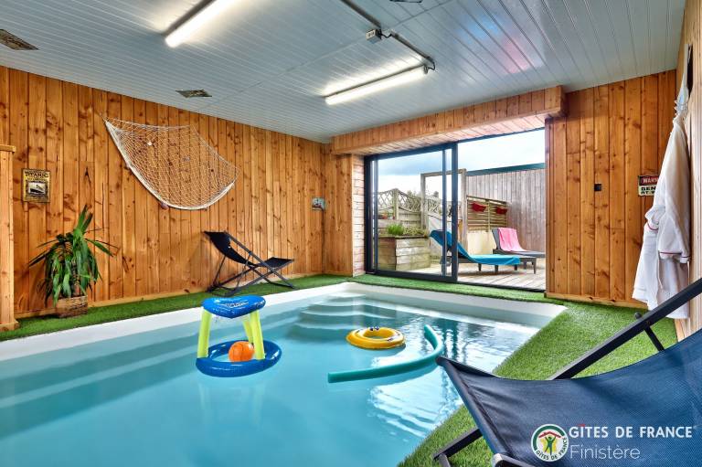 Gite with garden, heated pool & patio in Morlaix