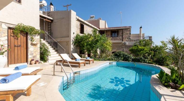 Villa with pool, yard & hot tub in Hersonissos