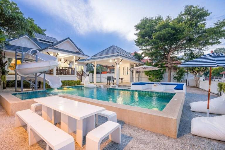 About a beach Pool Villa บ้านพักติดทะเล in Sattahip