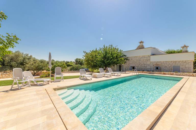Holiday apartment with private pool, yard & grill — photo 4