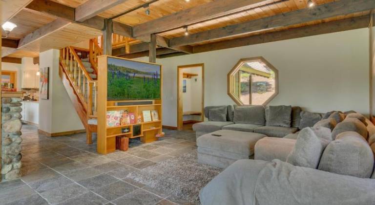 Hyphen 5-bedrooms rental, private beach, filtered view in Tahoe City, CA
