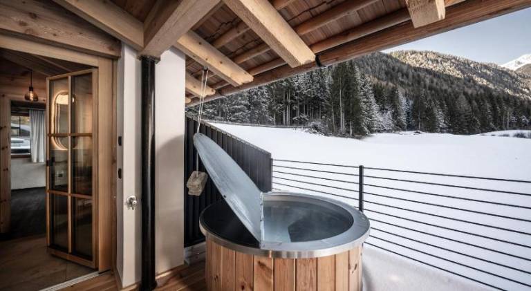 Chalet with yard, pool & BBQ | Suitable for remote work | Dogs allowed — photo 4