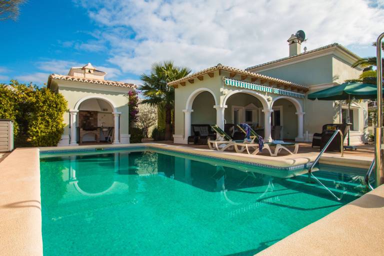 Fully equipped villa with patio, grill & yard | Pet-friendly in Alicante