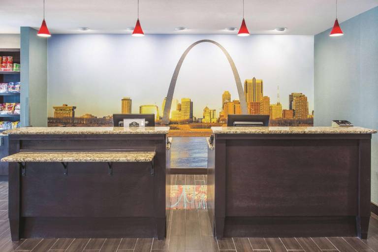 La Quinta Inn & Suites by Wyndham O'Fallon, IL - St. Louis — photo 4