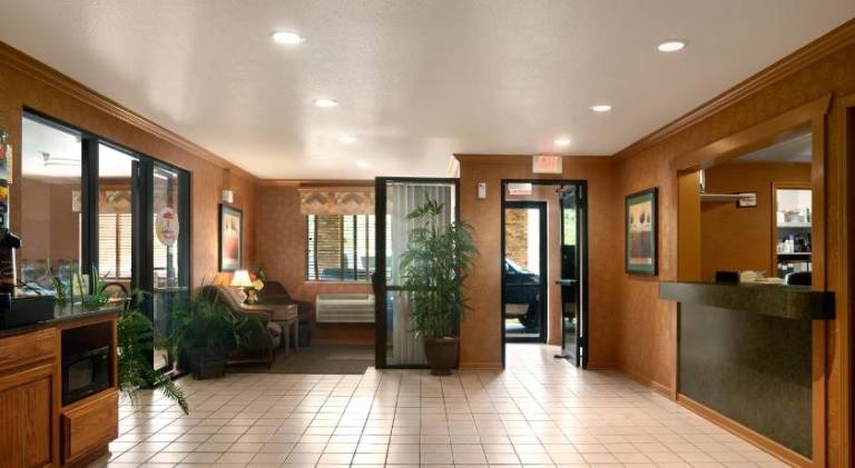 Super 8 By Wyndham Peoria East — photo 2