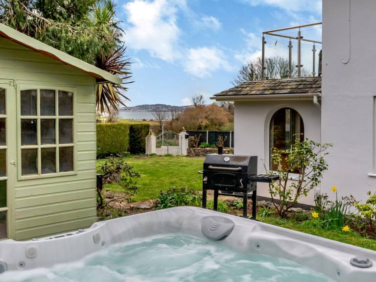 Cottage with hot tub & garden | Beach view in Paignton