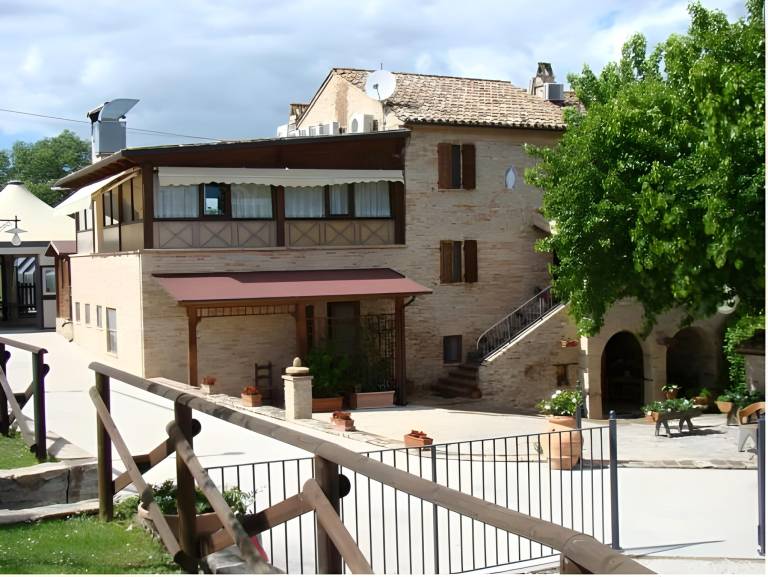 Child-friendly farm with patio, pool & garden | Dogs allowed in Fermo