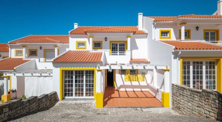 Vacation home with pool, barbeque & yard in Óbidos