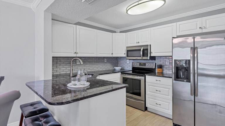 Condo with pool — photo 4