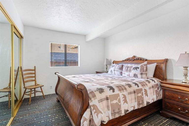 Village Suites Inn. Kodiak Bear, Perfect Location in the Village, fully equipped upstairs unit. — photo 5