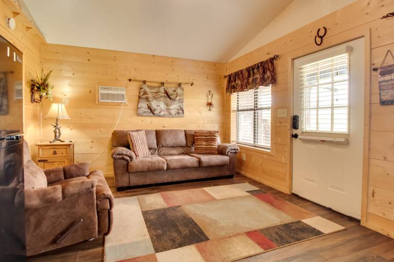 Cabin Getaway in Mountain View w/ Porch + Grill — photo 5