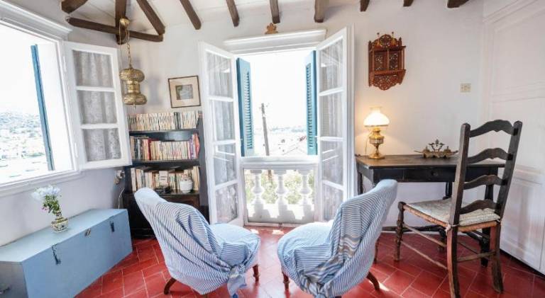 Traditional House under the Clock Tower with Sweet View — photo 3