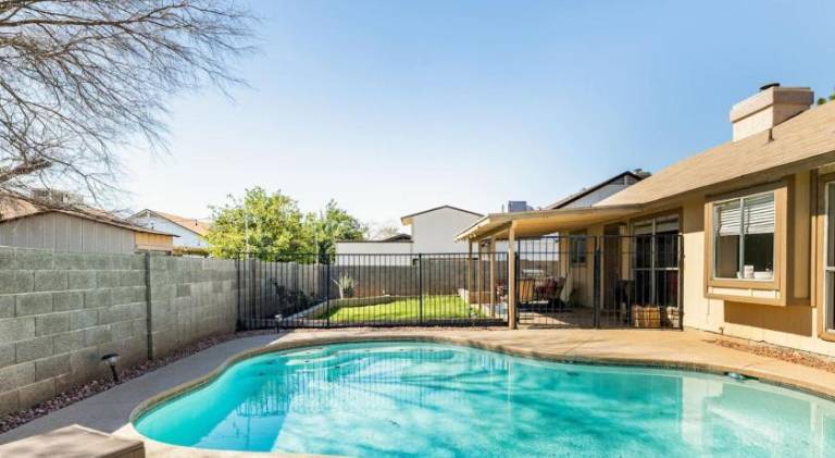 House with pool — photo 4