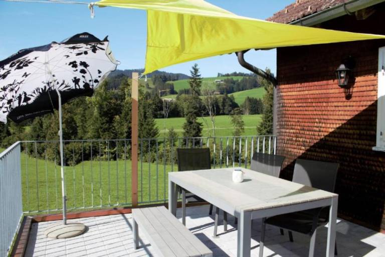 Verschlafen in sanfte Hügel eingebettet