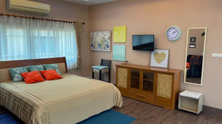 Fully equipped villa with pool, jacuzzi & yard | Perfect for remote work | Pets are welcome — photo 2