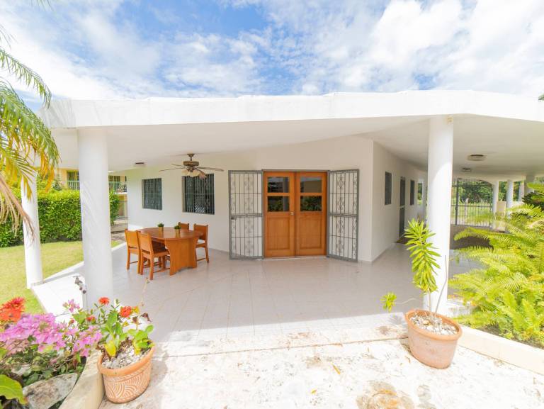 House with barbecue, private pool & yard — photo 4