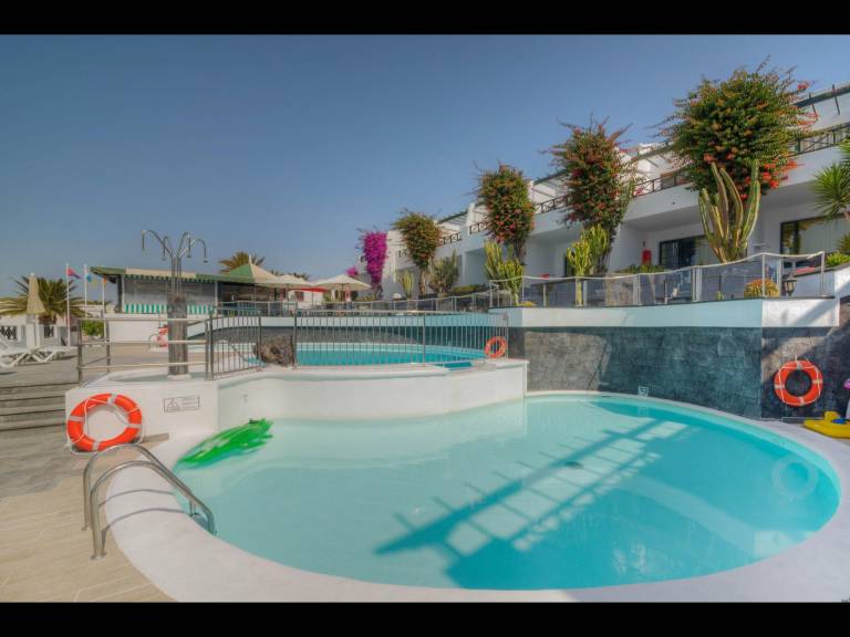Serviced apartment with yard, terrace & pool | Next to the beach | Dogs allowed in Tías