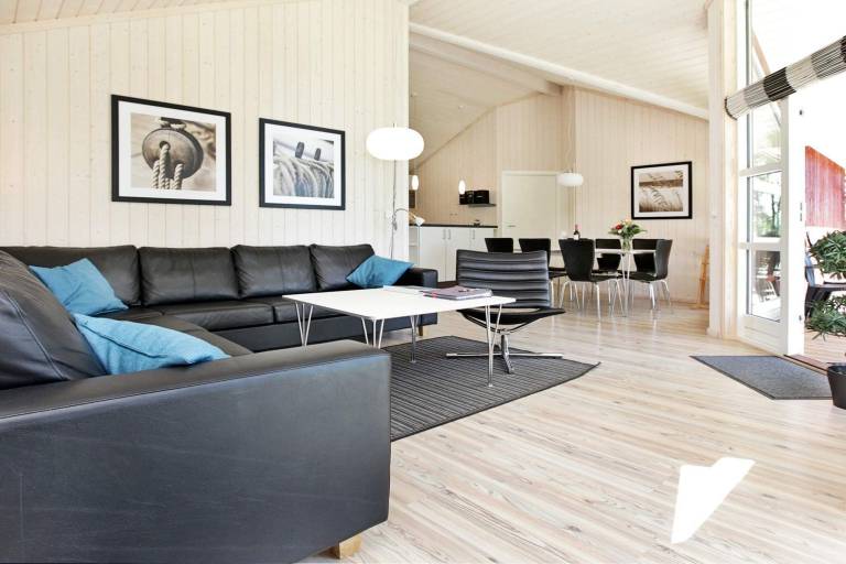 Fully equipped vacation home with sauna & patio | Pet-friendly — photo 4