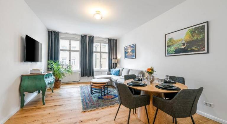 The Rheinsberger Mitte, 80m2, 2BR & Living Room, downtown location, Sleeps 6 in Berlin