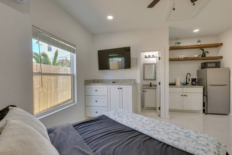 SPI Stay in Entertainment District, Pets Welcome! — photo 2