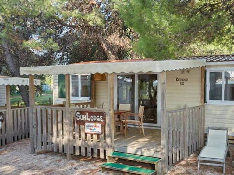 Children-friendly mobile home with terrace & pool | Pets allowed — photo 4