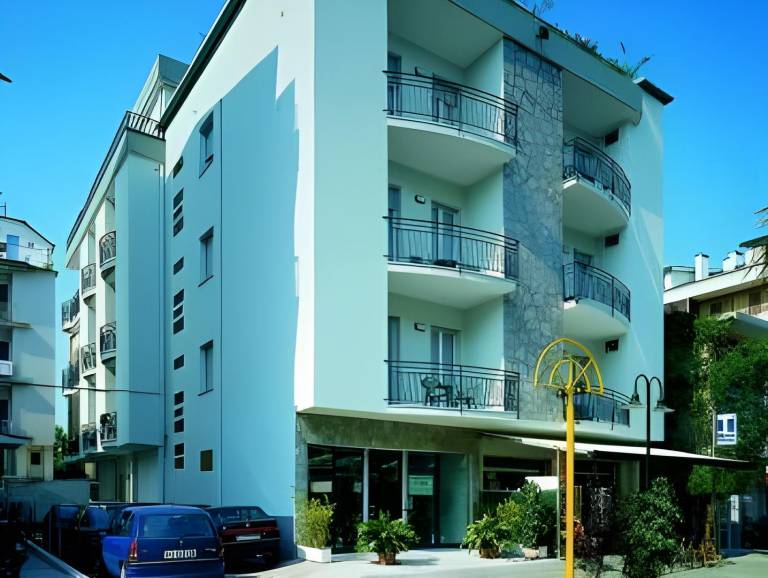 Beautiful serviced apartment with hot tub, patio & pool | Next to the beach | Pets are welcome in Misano Adriatico