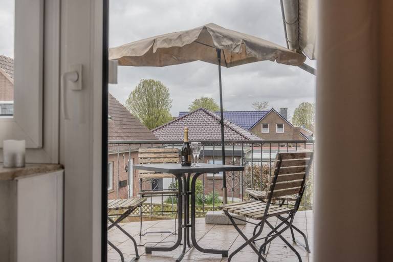 Zeit für Zweisamkeit: Die Obergeschosswohnung mit ihren ca. 40 qm ist reizend und behaglich gestaltet. Auf dem schönen Balkon kann man den Tag wunderbar ausklingen lassen.
Im Dezember 2019 wurde die Ferienwohnung komplett renoviert und neu eingerichtet. in Wittmund