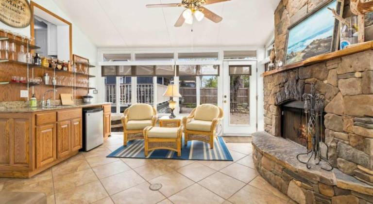 The Classic C- Half mi to Downtown-Sunroom & Backyard — photo 3
