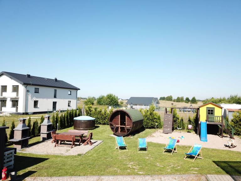 Adama Ewy mit schönem Garten in Koszalin