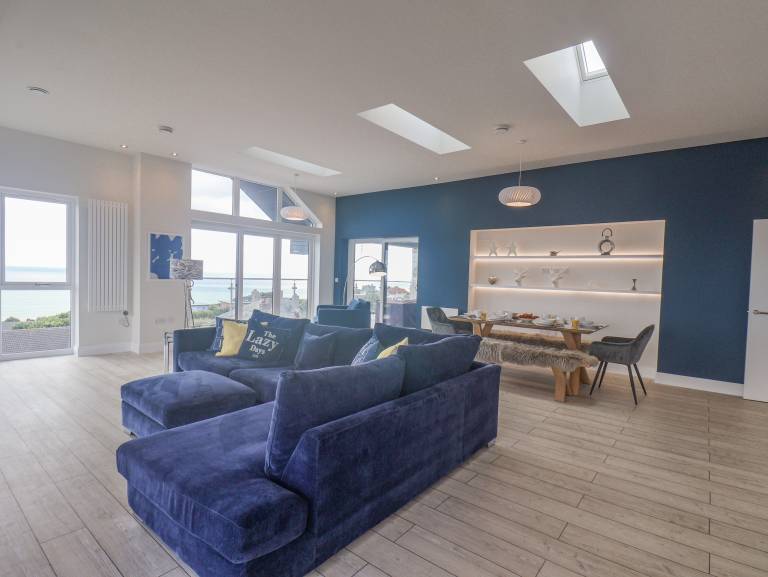 Cottage Cayton Bay
