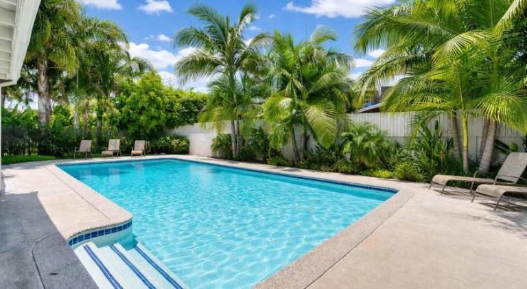 House with yard, private pool & barbecue in Anaheim, CA