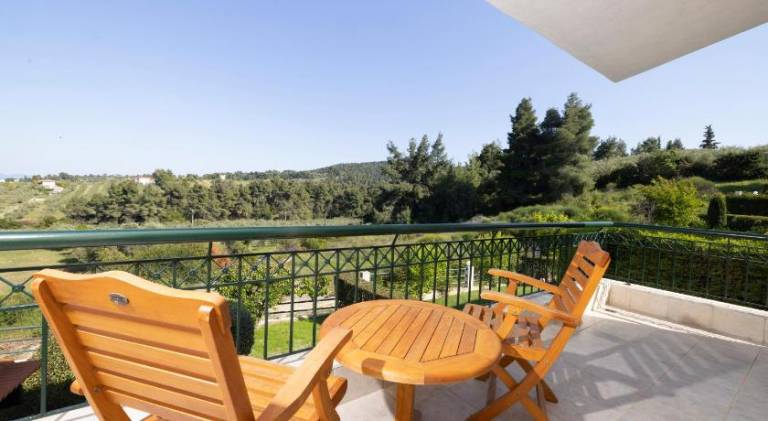 Charming vacation home with yard & patio | Pets are welcome — photo 2