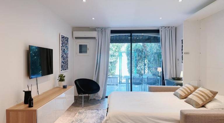 Apartment with patio & private pool in Cogolin