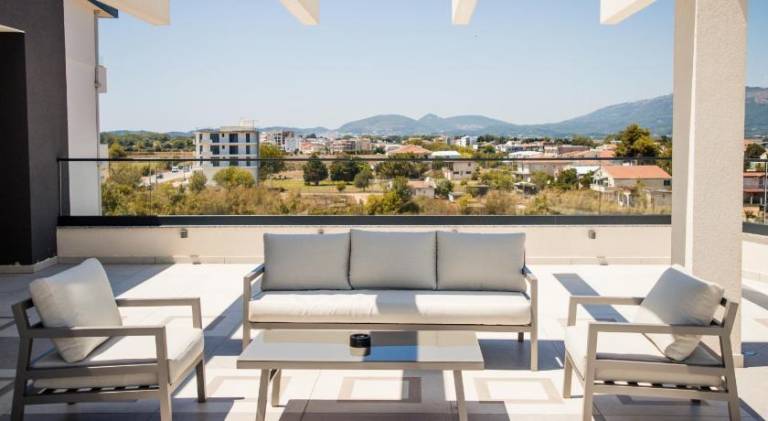 Charming serviced apartment with terrace & private pool | Pet-friendly — photo 4